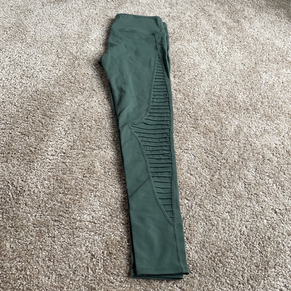 SOLD Alo Yoga Luminous Leggings, Green, Size Small - Picture 7 of 9